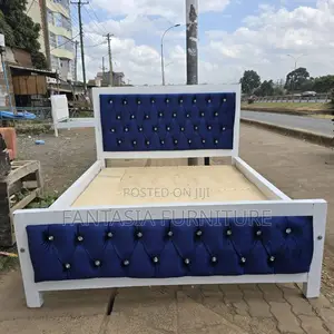 Kitanda cha Royal Blue Diamond Tufted 5x6 chenye Fremu Nyeupe