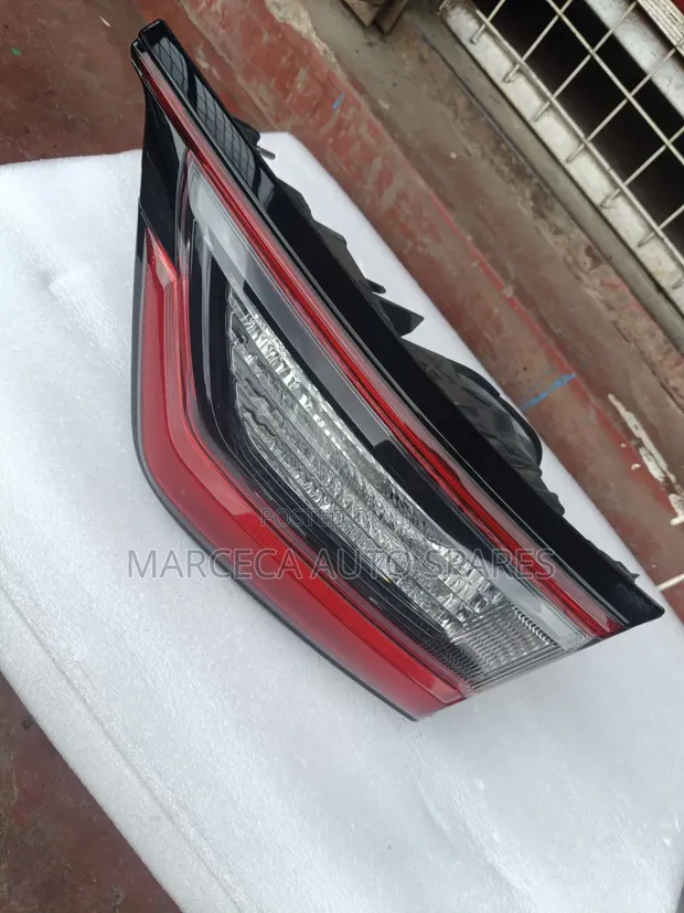 Mwanga wa Boot wa Toyota Harrier - Nyeusi (Model ya 2020) - 1