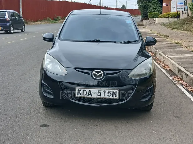 Mazda Demio 2014 Nyeusi - 1