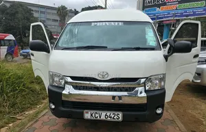 Toyota HiAce 2013 Nyeupe