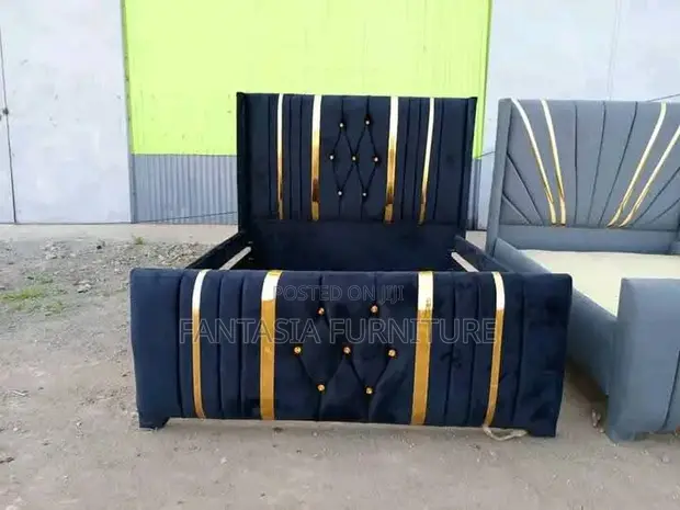 5x6 Black Golden-Ribbed Tufted Chester Bed - 1