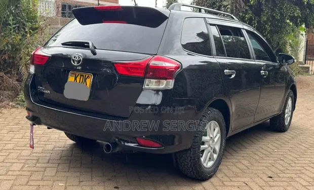 Toyota Corolla Fielder 2015 Nyeusi - 1