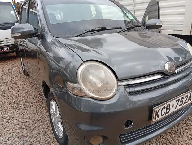 Toyota Sienta 2007 Gray - 1