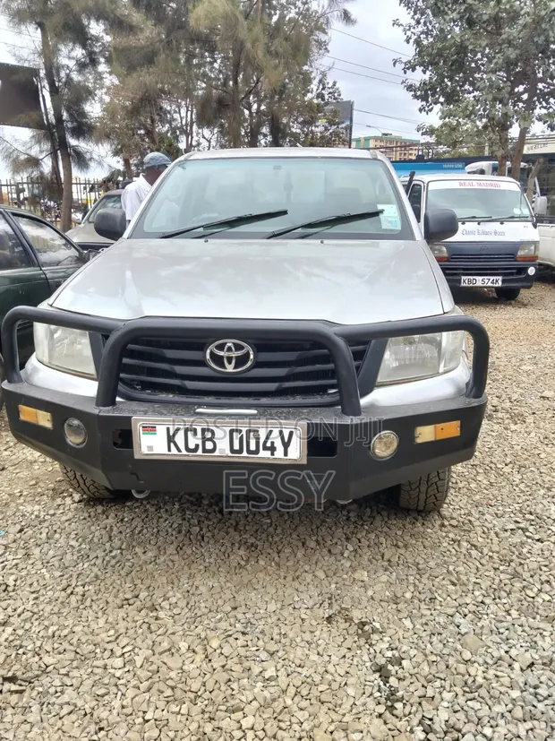 Toyota Hilux 2015 Silver - 1