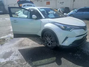 Toyota C-HR 2019 Nyeupe