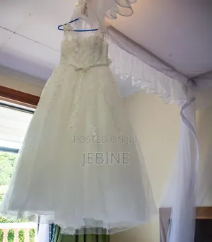 Gauni la Harusi - Ivory Ball Gown