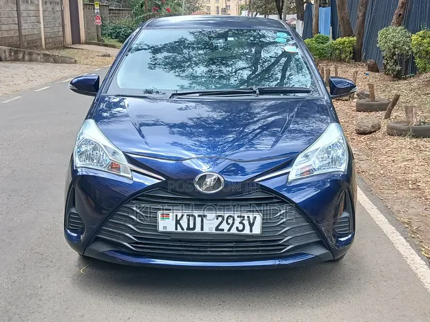 Toyota Vitz 1.0 FWD 5dr 2017 Bluu - 1