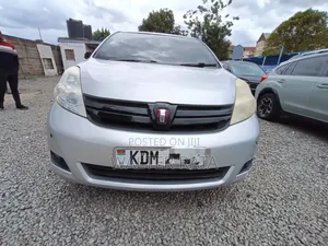 Toyota Isis 2015 Silver