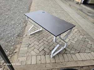 Boss Office Products Meza ya Ofisi yenye Fremu