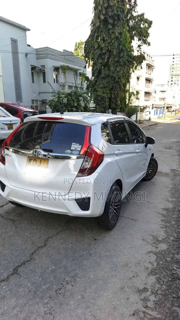 Honda Fit 2015 White - 1