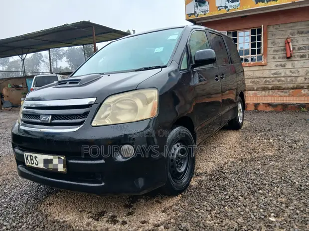 Toyota Noah 2005 Nyeusi - 1
