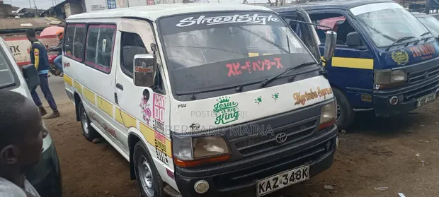 Toyota HiAce 2001 Nyeupe - 1