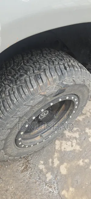 Magurudumu ya Yokohama Geolandar AT na Rims za Deep Dish R17