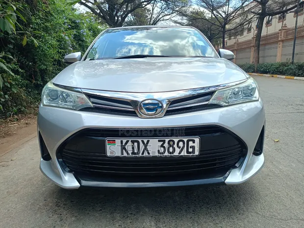 Toyota Corolla Fielder Hybrid 2018 Silver - 1