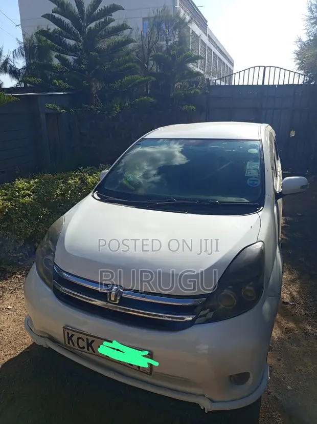 Toyota Isis 2011 White - 1