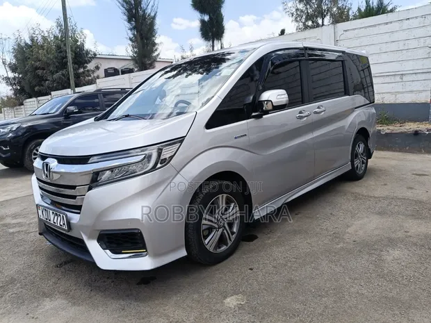 Honda Stepwgn 2017 Silver - 1
