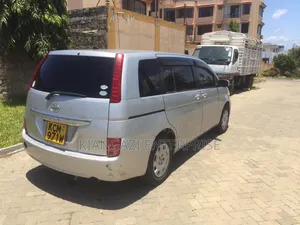 Toyota Isis 1.8L 2WD Minivan 2012 Silver