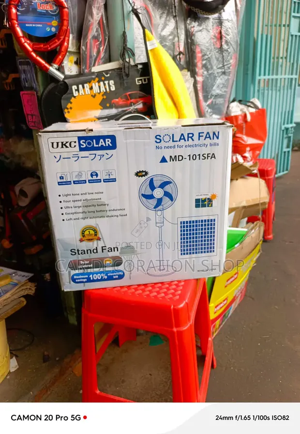 Feni ya Stand ya Inchi 18 inayotumia Solar na Mzunguko wa Kiotomatiki - 1