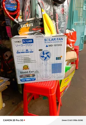 Feni ya Stand ya Inchi 18 inayotumia Solar na Mzunguko wa Kiotomatiki
