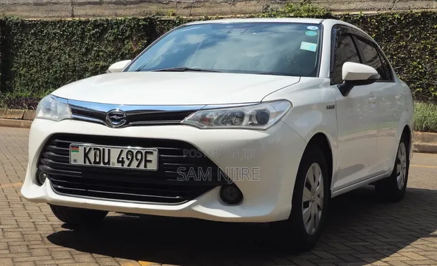 Toyota Axio Hybrid 2017 Nyeupe - 1