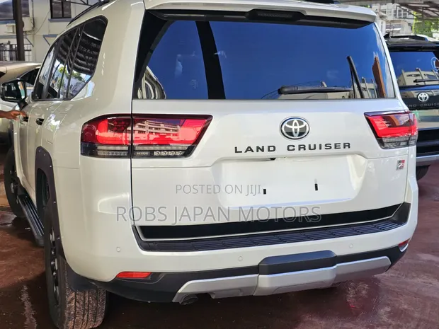 Toyota Land Cruiser 300 3.3 Diesel 4WD 2022 Nyeupe - 1