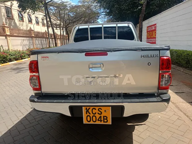 Toyota Hilux Double Cab 2012 Dhahabu - 1