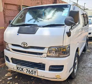Toyota HiAce 2010 Nyeupe