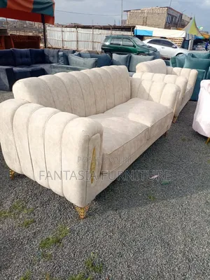 Kiti cha Sofa cha 3-Seater Rangi ya Cream na Miguu ya Dhahabu