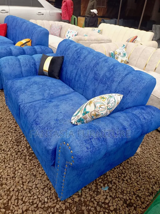 Kiti cha Sofa cha 2-Seater cha Bluu chenye Urembo wa Nailhead - 1