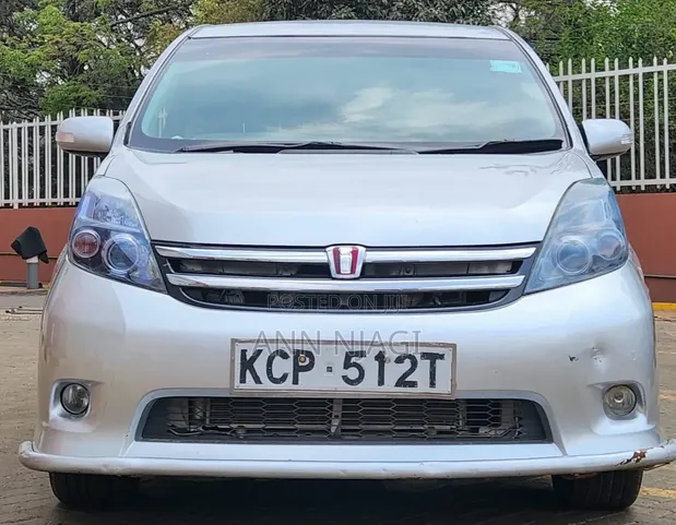 Toyota Isis 2011 Silver - 1