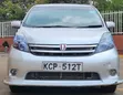 Toyota Isis 2011 Silver - 1