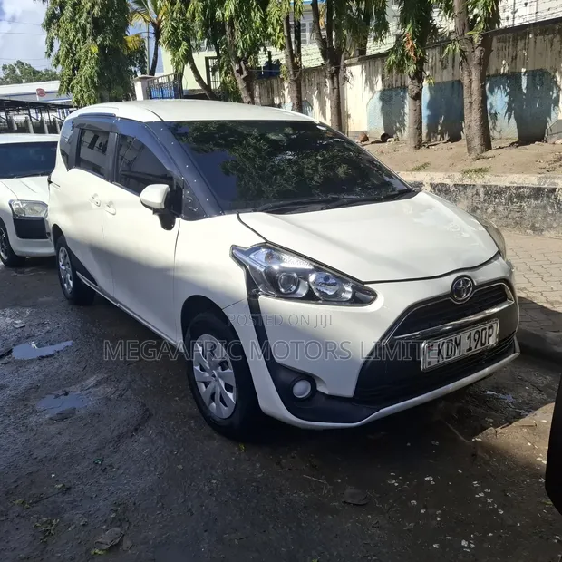 Toyota Sienta 1.5 FWD (6-seater) 2017 White - 1