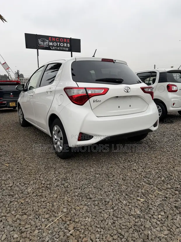 Toyota Vitz 1.0 FWD 5dr 2019 White - 1