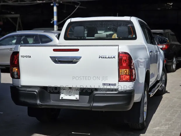 2019 Toyota Hilux Off-White - 1