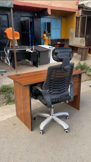 Mesh Back Office Chair / Modern Desk