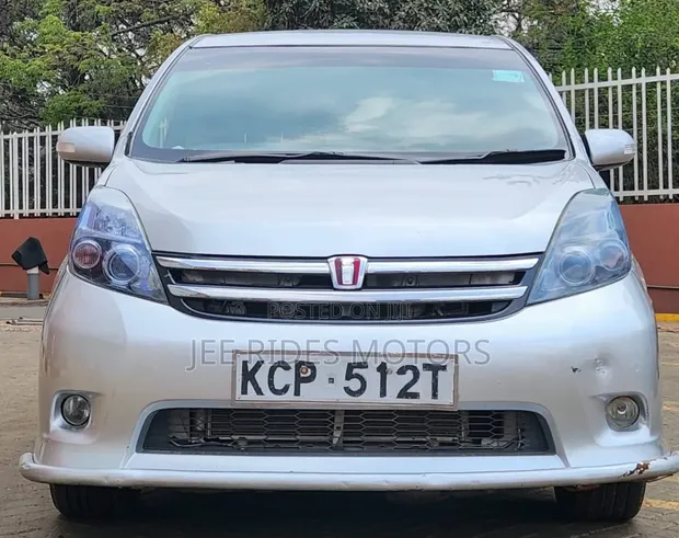 Toyota Isis 2011 Silver - 1