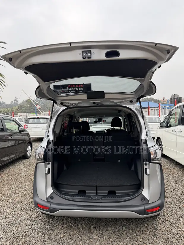 Toyota Sienta 1.5 FWD 2019 Silver - 1