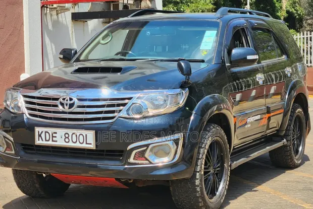 Toyota Fortuner 2014 Nyeusi - 1