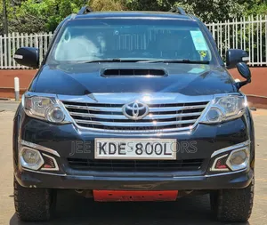 Toyota Fortuner 2014 Nyeusi