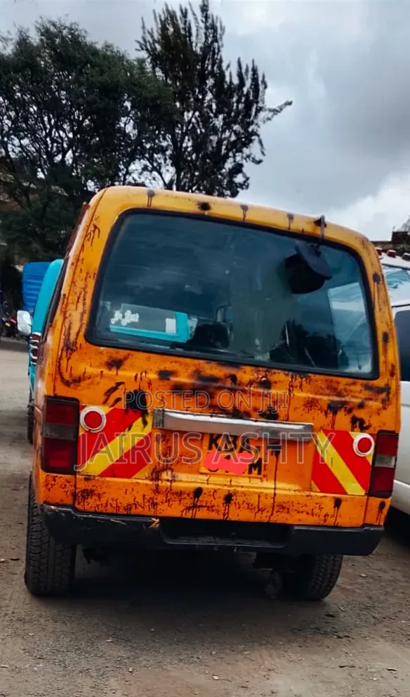 Nissan Caravan (Urvan) 2000 - Njano - 1