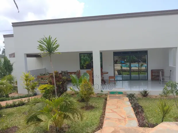 Kitalu Bora cha 1/4 Acre na Nyumba za Vyumba 2 vya Kulala kwa Uuzaji Diani Galu Beach - 1