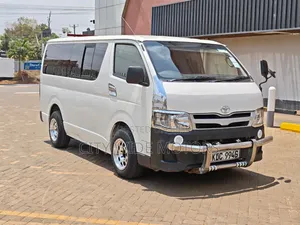 Toyota HiAce 2013 Nyeupe