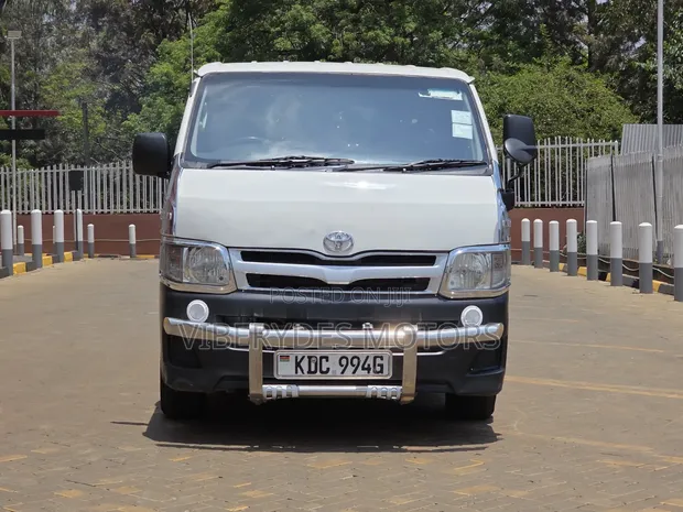 Toyota HiAce 2013 Nyeupe - 1