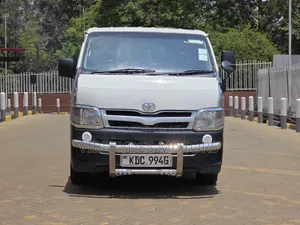 Toyota HiAce 2013 Nyeupe