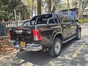 Toyota Hilux 2018 Nyeusi