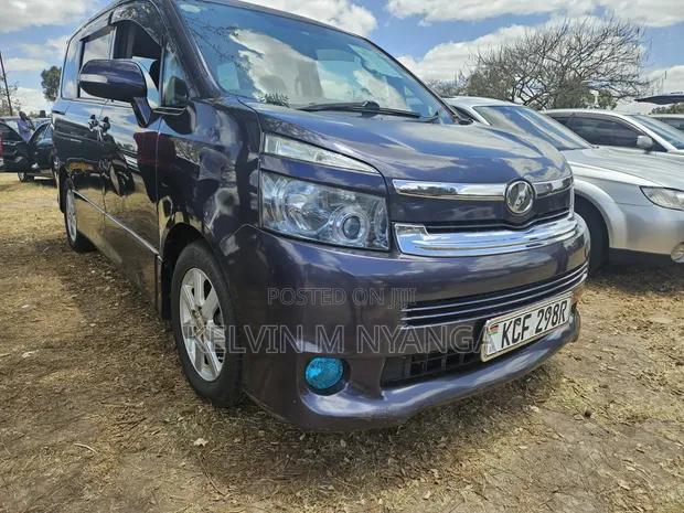 Toyota Voxy V 2WD 8-Seater 2009 - 1