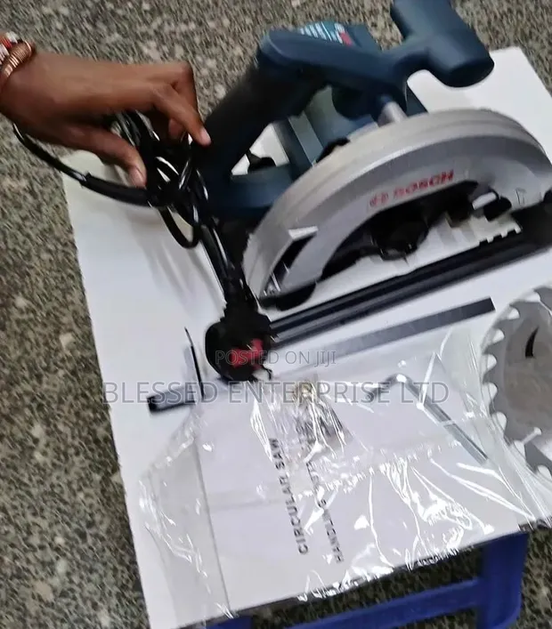 Bosch 1400W Electric Circular Saw - 1
