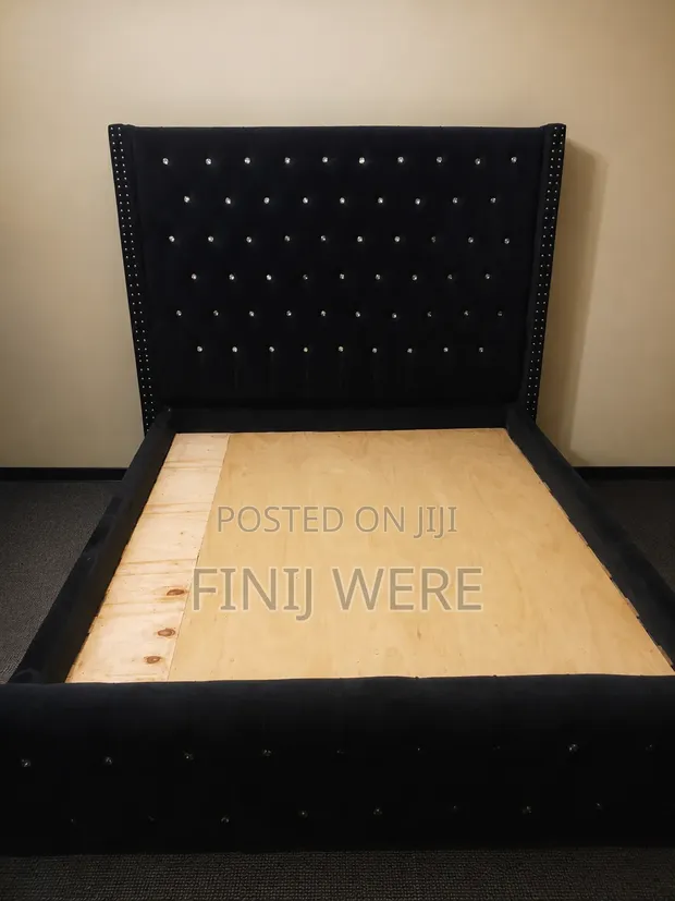 Chesterfield Tufted King Bed - Black - 1