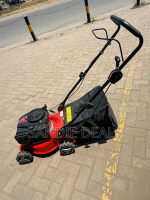 Grass Cutting Machine / Lawn Mower