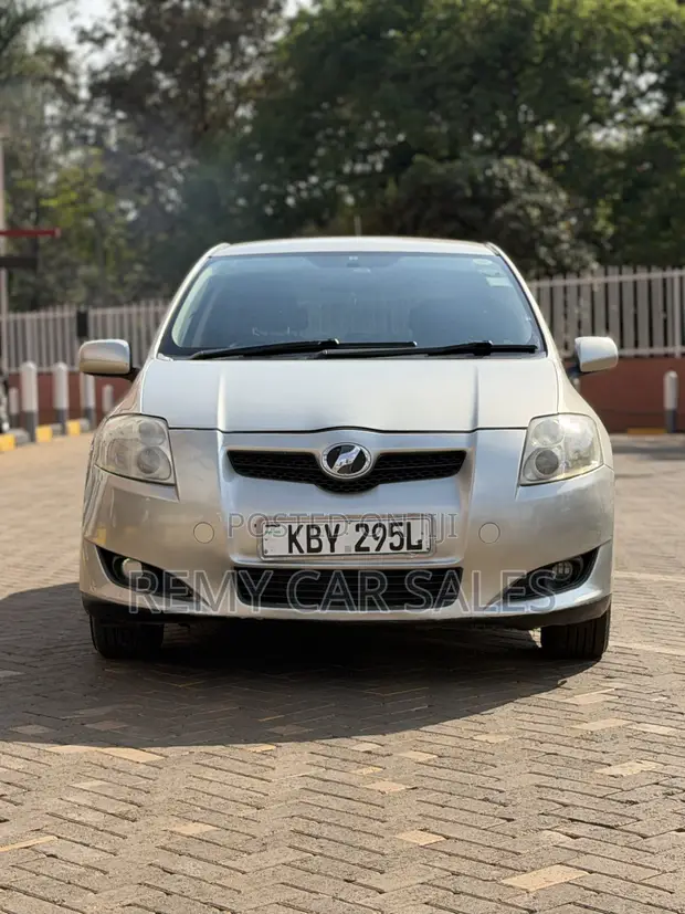 Toyota Auris 2005 Silver - 1